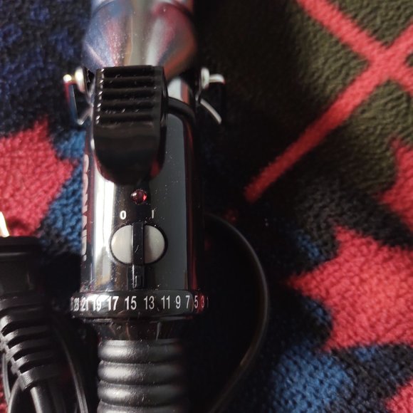 CONAIR 1-1/4" 25 Heat Settings Auto Shutoff Ceramic Curling Iron - Picture 4 of 5